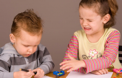 Как научить делиться игрушками с младшим братом/сестрой