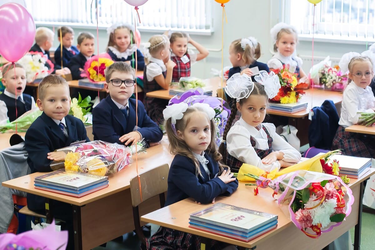 Т г первый класс. Первоклассники. Первоклассница в школе. Первоклассник за партой. Школа первый класс.