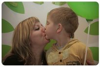 Мама отсосу. Детский поцелуй с языком взасос. Детский поцелуй в губы взасос. Поцелуй в засос дети. Малыши целуются в засос.