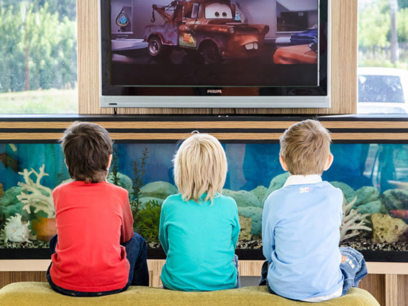 Ребенок, гаджет, телевизор: что происходит с детьми и подростками перед экраном