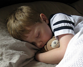 Как приучить ребенка засыпать в своей кровати?