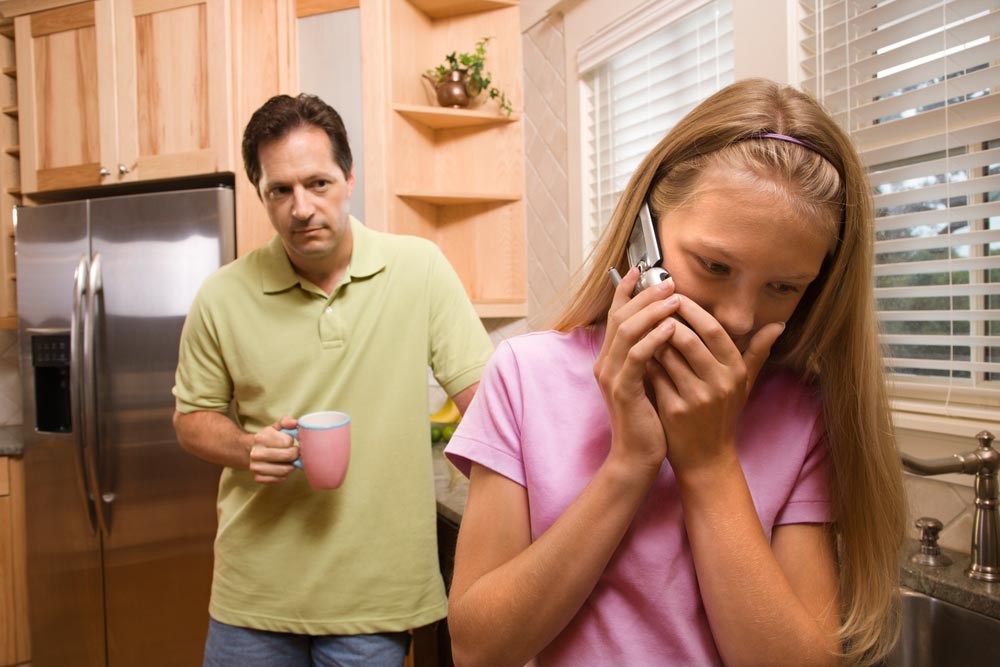 Как отцу реагировать на поклонников дочери-подростка?