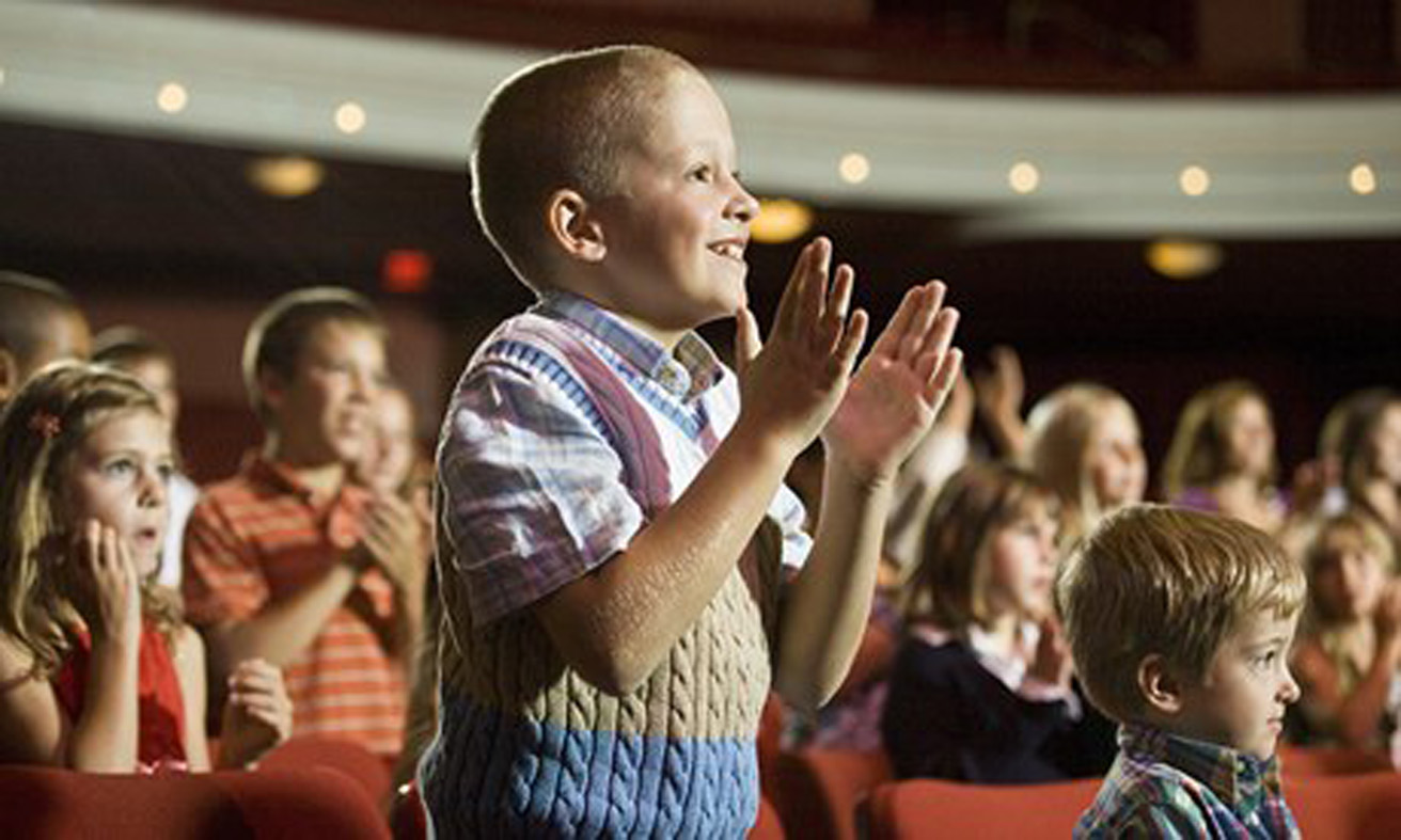 Children and theater. Театр для детей. Зрители в театре. Дети в зрительном зале. Дети зрители в театре.