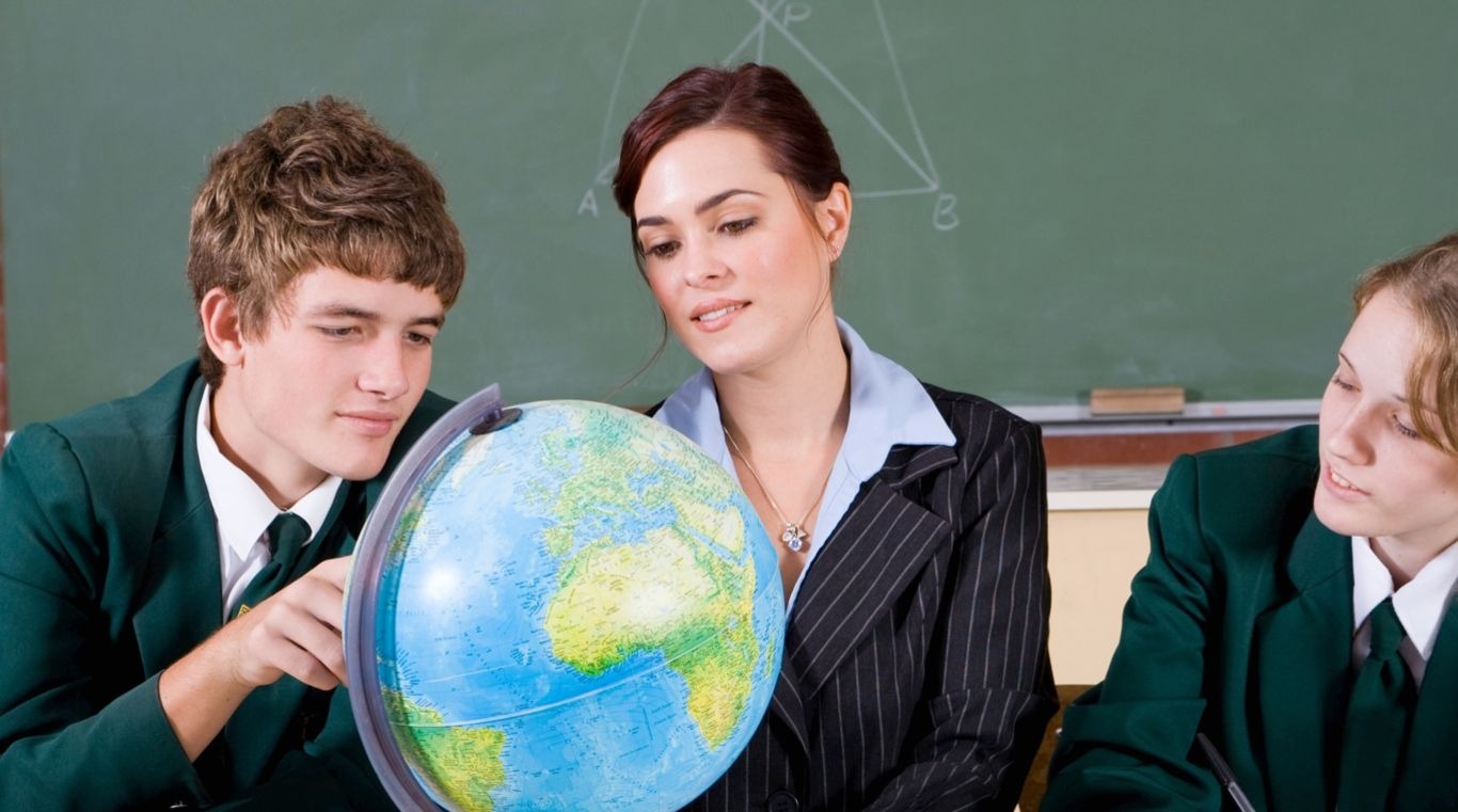«Школьный роман»: почему подростки влюбляются в учителей
