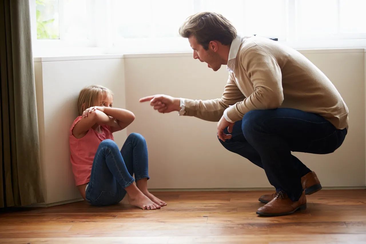 Почему ребенок бьет родителей и что с этим делать?