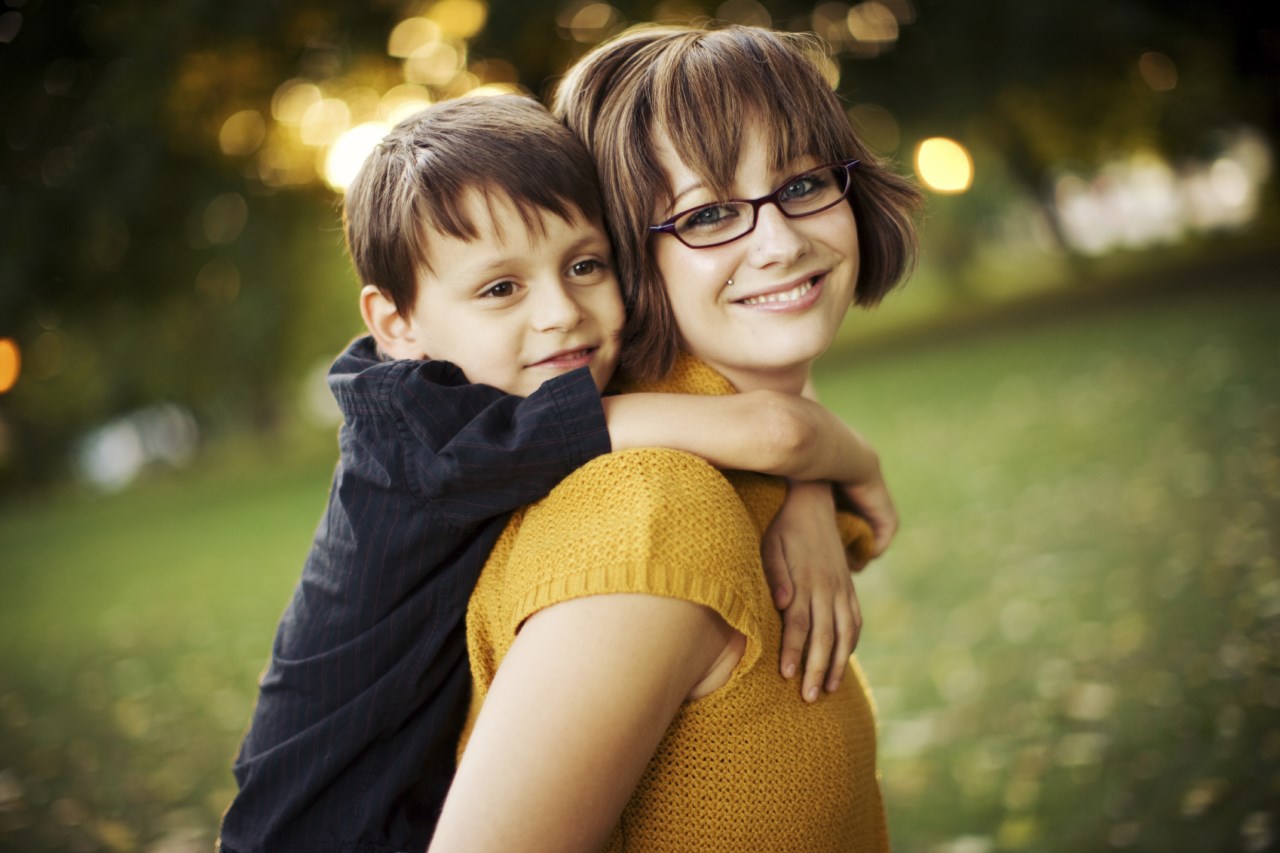 Parents son. Женщина с ребенком. Родители и дети. Неполная семья. Счастливый ребенок с родителями.