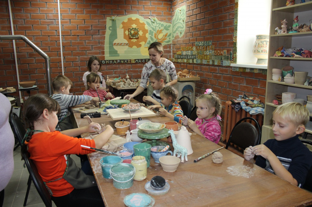 Кроме того, в рамках «Семейной гостиной» для детей проводятся мастер-классы в расположенных в центре гончарных мастерских