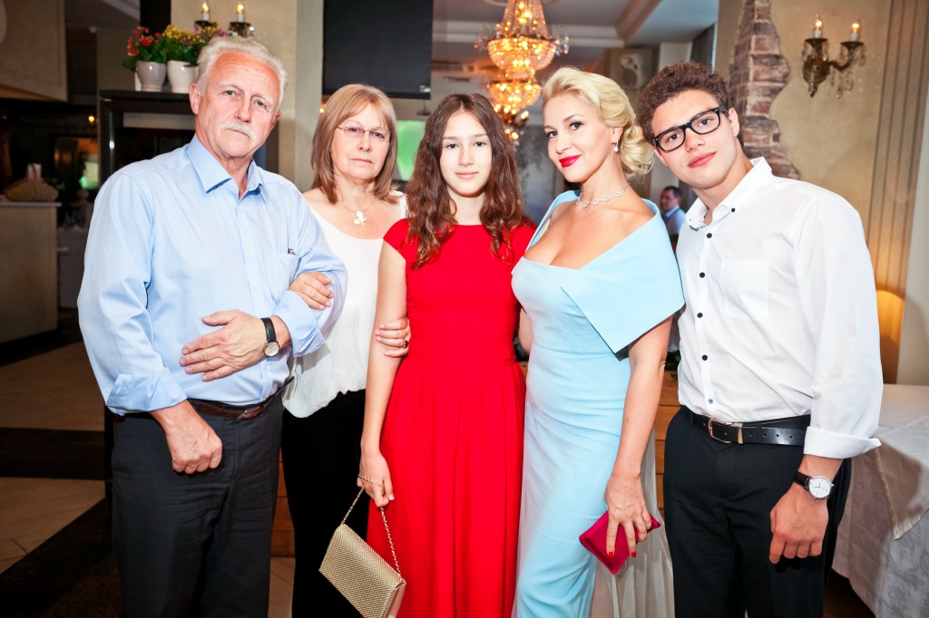 Екатерина Одинцова с родителями и детьми Диной и Антоном
