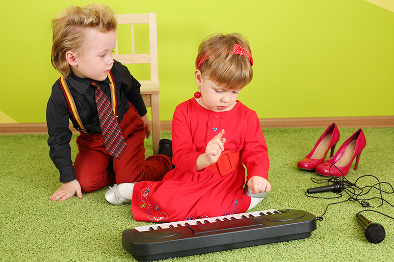 Как правильно научить маленького ребенка воспринимать прекрасный мир музыки и развить у него талант в этой сфере, расскажет ya-roditel.ru