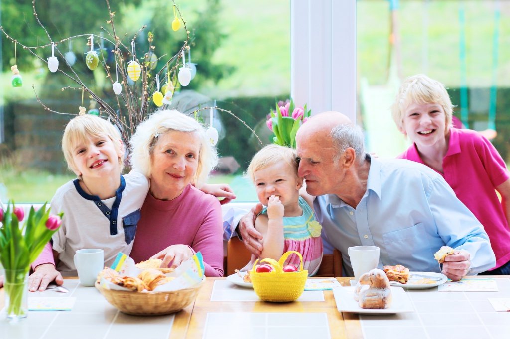 Как сообщить родным об усыновлении ребенка?