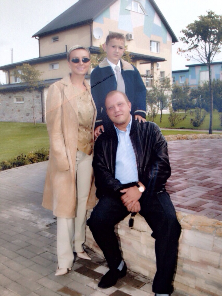 Татьяна Овсиенко с сыном Игорем и продюсером Игорем Архиповым. Фото из личного архива Татьяны Овсиенко