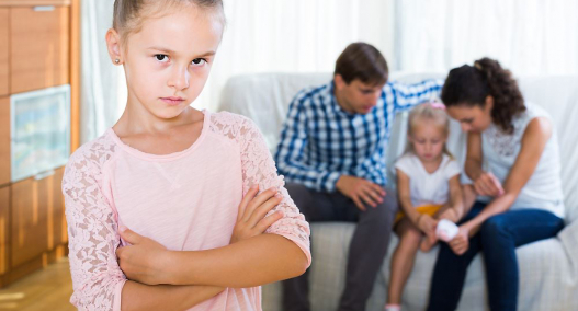 Ревность между детьми: что делать приемным родителям