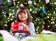 Какой подарок положить ребенку под елку?