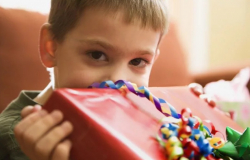 Как объяснить ребенку, что нельзя выпрашивать подарки