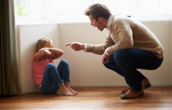 Отец постоянно кричит на ребенка. Как уменьшить негатив?