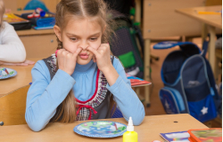 Невротические привычки у детей: что это и как с ними бороться?