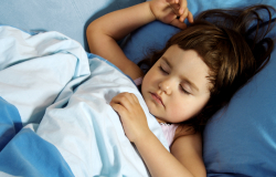 Ребенок боится спать один: 8 способов побороть ночные страхи