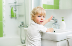 Безопасность ребенка дома: ванная, детская и другие комнаты в доме