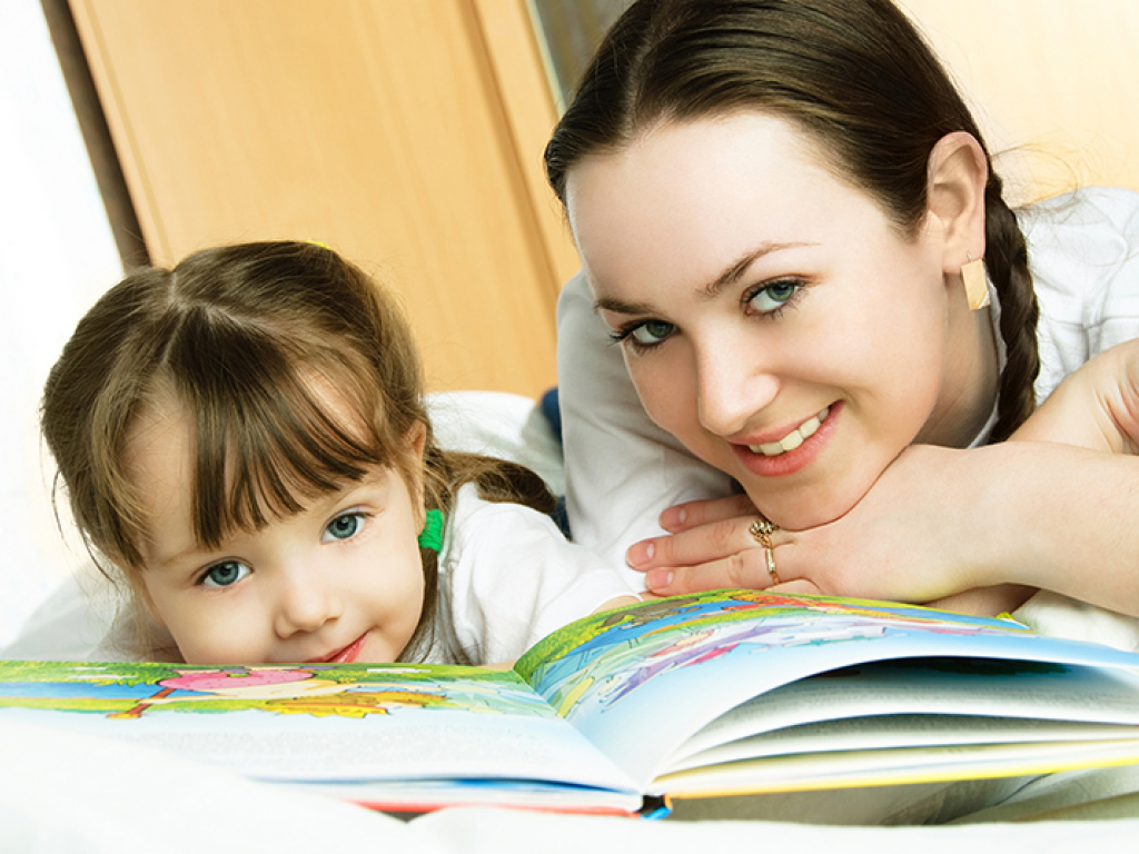 Читаем сказку вместе. Чтение для детей. Чтение мамы и ребенка. Мама читает книгу ребенку. Дети читают.